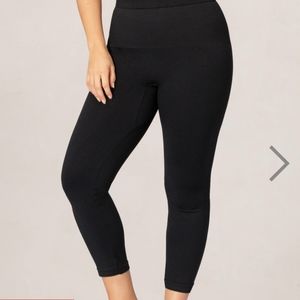 Daily Flaunt Mid-Waist Shaping Capri